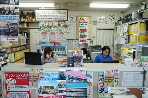 中岡自動車：作業風景（受付）